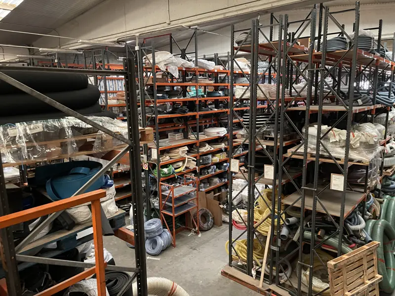 Estanterías con mangueras y material del stock